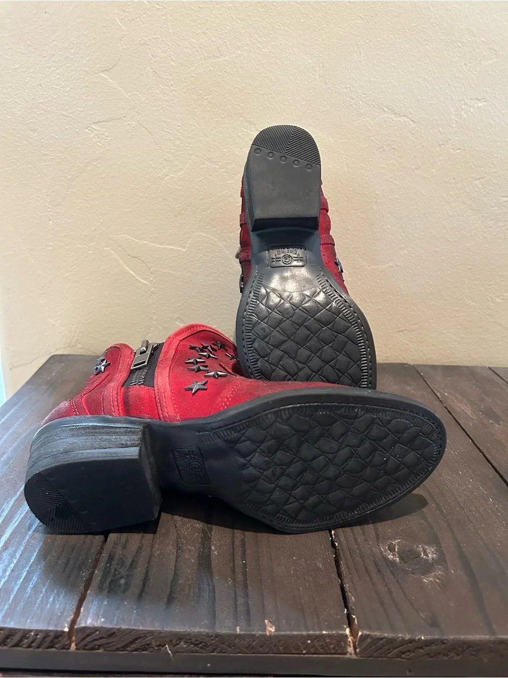Circle G size red